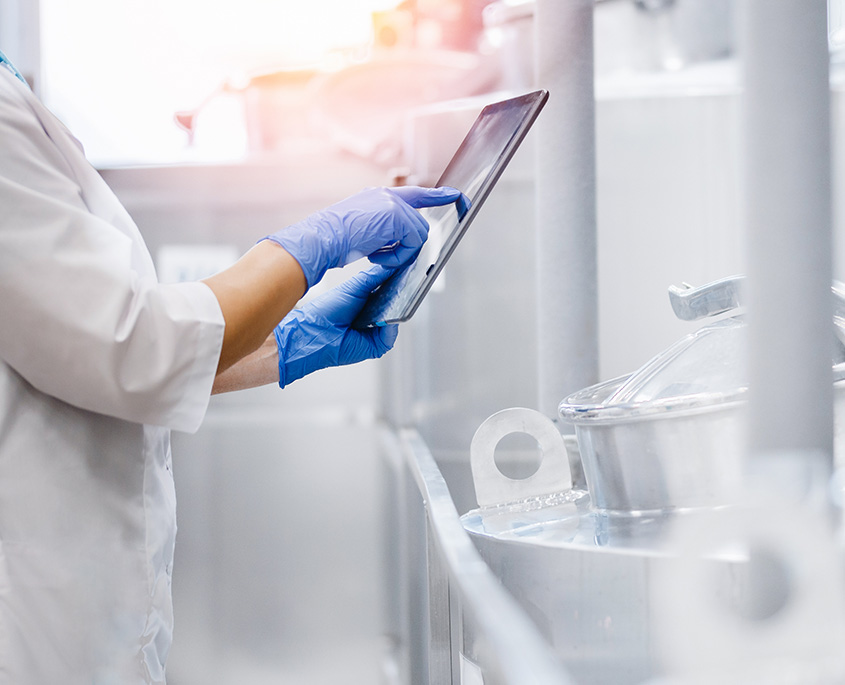 Gambar dekat doktor menggunakan tablet