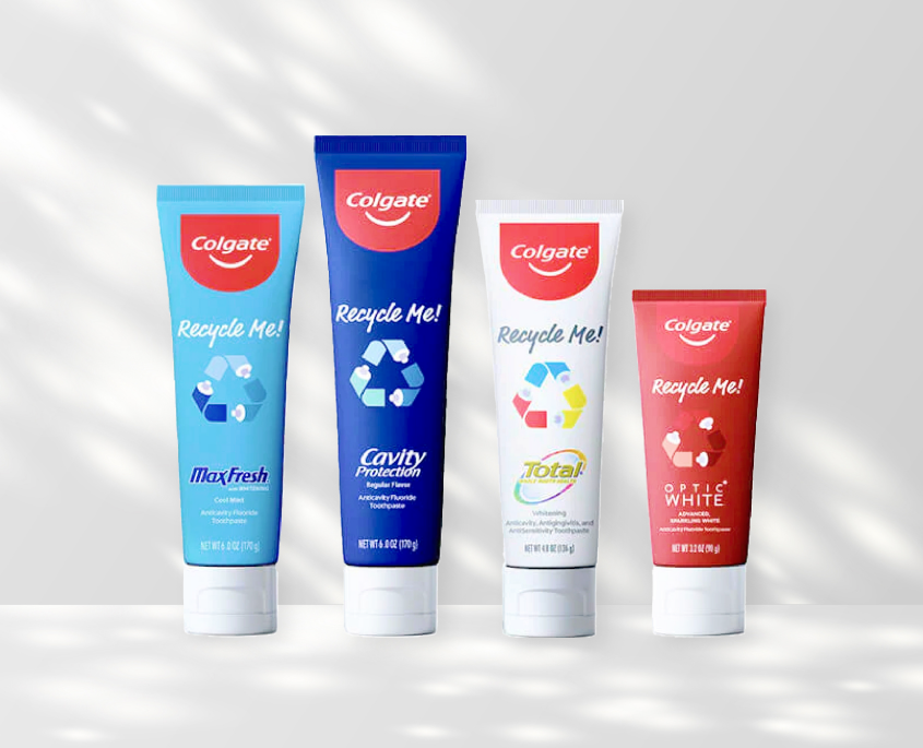 Wanita muda memberus gigi