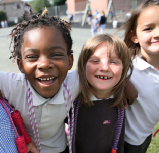 Dua gadis berpakaian seragam melakonkan lagak memberus gigi dengan berus kadbod