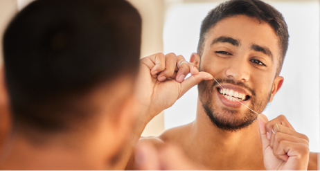 lelaki menggunakan flos gigi