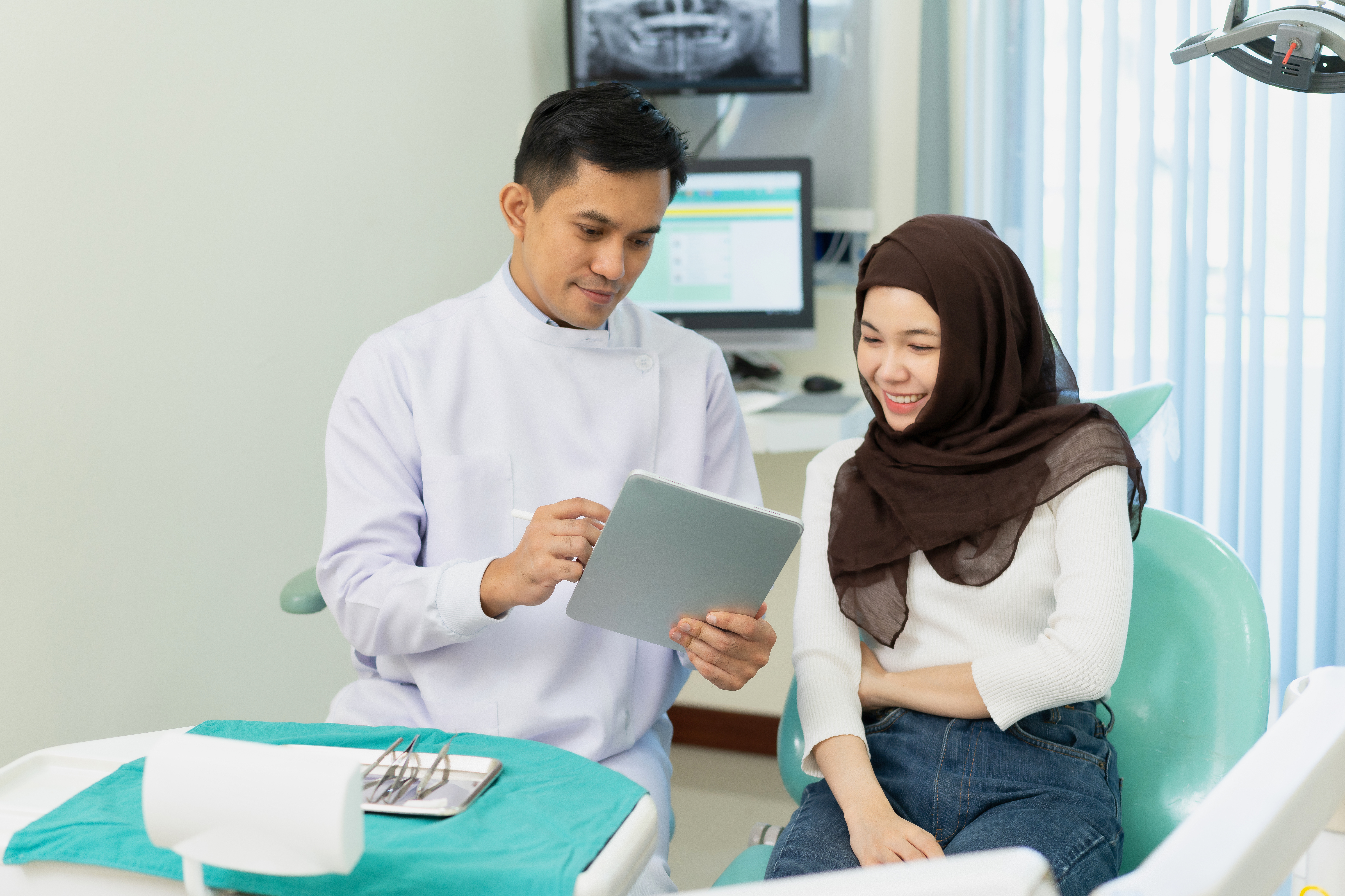 A young woman is getting medical assistance for swollen gums.